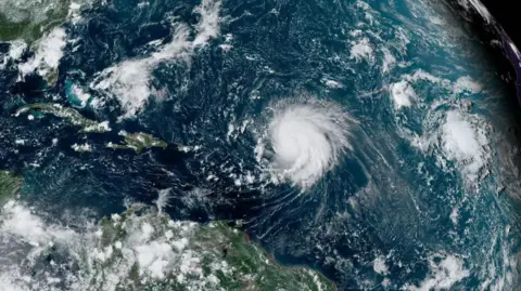 美国国家海洋和大气管理局/盖蒂图片社大西洋上空的飓风李的卫星图像