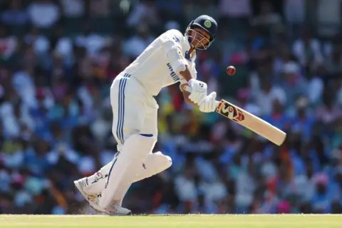 Getty Images Yashasvi Jaiswal dari India melakukan pukulan pada hari kedua Test Match Putra Kelima seri antara Australia dan India di Sydney Cricket Ground pada 04 Januari 2025 di Sydney, Australia. 