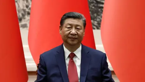 Reuters Presiden Tiongkok Xi Jinping dengan setelan jas biru laut di Aula Besar Rakyat pada 31 Mei 2024 di Beijing, Tiongkok.