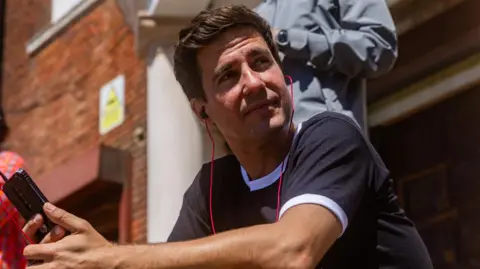 Edgar Aizpurs/Nukapaphoto Fin Kennedy on an audio tour in Luton