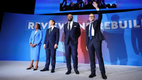 Reuters Kemi Badenoch. Robert Jenrick, James Cleverly y Tom Tugendhat en el escenario de la conferencia del Partido Conservador en Birmingham