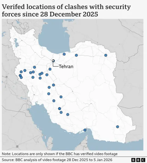 Een BBC-afbeelding die de locaties toont van botsingen met veiligheidstroepen in heel Iran. 