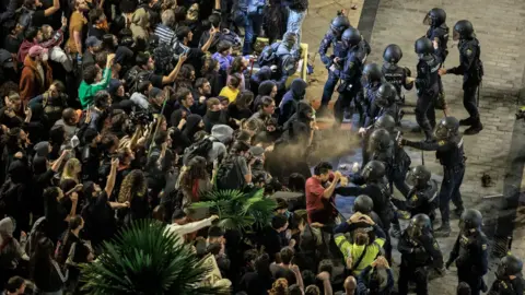 shutterstock Protesters clash with Spanish Police officers as thousands of people march to call for the resignation of Valencia's regional government due to the management of the floods in Valencia province, in Valencia, Spain, 09 November 2024.