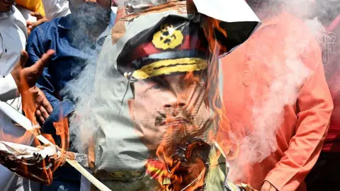 Getty Images Members of Hindu right-wing outfits VHP and Bajrang Dal burn an effigy of Pakistan Army Chief Asif Munir during a protest against a terrorist attack in Pahalgam at a Noida Stadium on April 24, 2025 in Noida, India.
