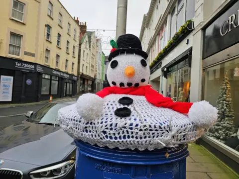 Tamara O'Brien A melted snowman post box topper