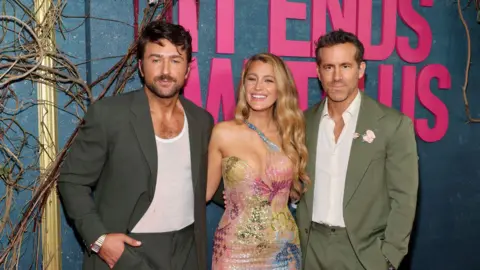 Getty Images Brandon Sklenar, Blake Lively, dan Ryan Reynolds menghadirinya "Itu Berakhir Dengan Kita" Tayang Perdana New York di AMC Lincoln Square Theatre pada 06 Agustus 2024 di New York City