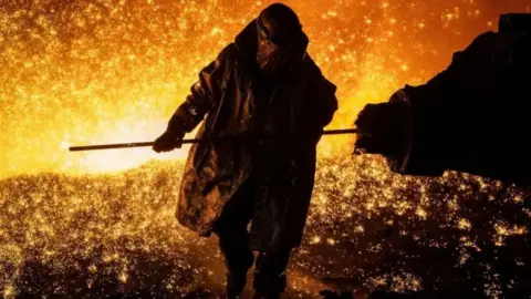 Getty Images Um trabalhador siderúrgico dentro de um alto-forno em Port Talbot