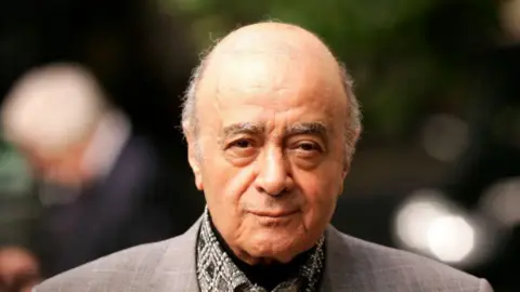 Getty Images File foto Mohamed Al Fayed dengan ekspresi netral menatap kamera.