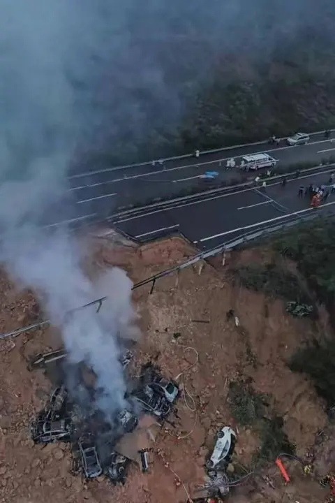 Weibo Picture of cars which fell off a collapsed highway in Guangzhou