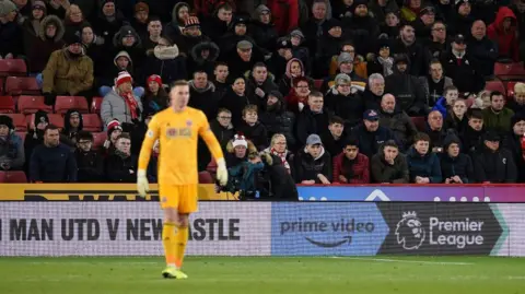 Logotipo da Amazon em exibição em uma partida de futebol da Premier League