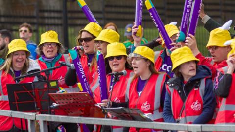 The Singing Striders at the London Marathon today