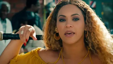 Parkwood / Columbia Beyoncé dalam video Hold Up tahun 2016