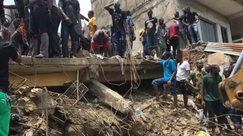 Sebuah bangunan yang berisi sekolah dasar runtuh di kota Lagos, Nigeria 