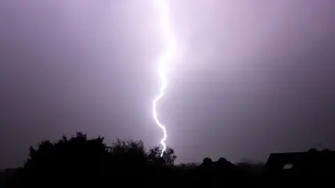 Weather Watchers/mofeelu Lightning strike in Croxley Green, Hertfordshire
