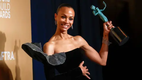 Getty Images Zoe Saldaña, pemenang kinerja luar biasa oleh aktor wanita dalam penghargaan peran pendukung untuk "Emilia Pérez," Pose di ruang pers selama 31 tahunan Actors Actors Guild Awards di Shrine Auditorium dan Expo Hall pada 23 Februari 2025 di Los Angeles, California.