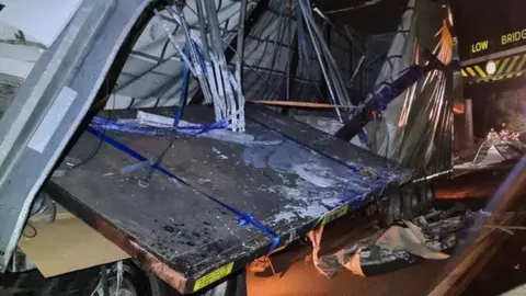 Carreteras Nacionales. Un camión perdió su carga tras chocar contra el puente de Watling Street en mayo de 2022.
