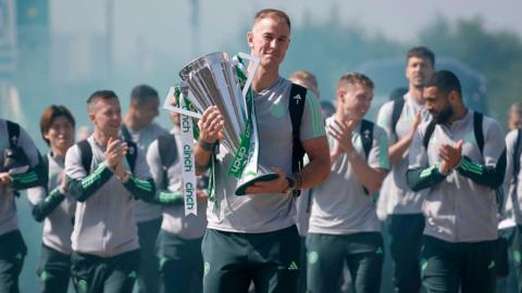 Celtic team carry SPFL Premiership trophy