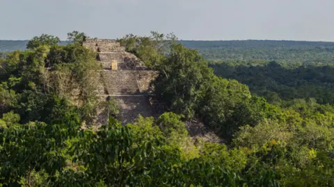 Getty Images Uma foto das ruínas da pirâmide do templo maia Calakmul em Campeche, México