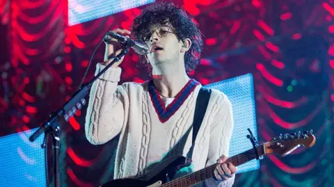 Fans brave sub zero temperatures for The 1975 s Glasgow gig