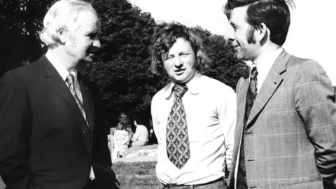 A black and white photo of former plaid cymru leaders; Ginfor Evans, Defid Ellis-Thomas and Dafid Vigley