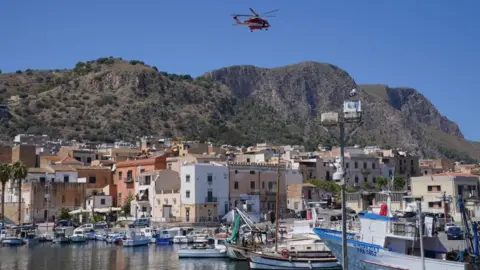 Helikopter penyelamat PA Media melayang di atas Porticello di Italia setelah kapal tenggelam