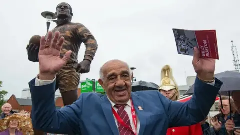 Billy Boston at the unveiling of a statue to him in Wigan in 2016