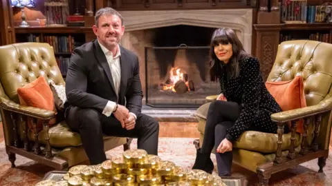 Lamberty Paul Chappells Andrew Jenkins berfoto bersama pembawa acara Pengkhianat Claudia Winkleman. 