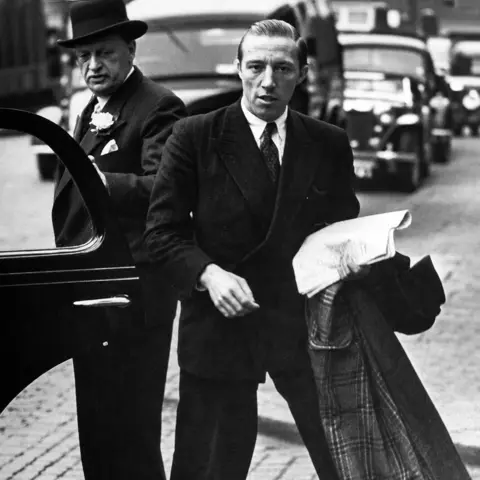 Steve Fielding Herbert Leonard Mills, with Norman Rae