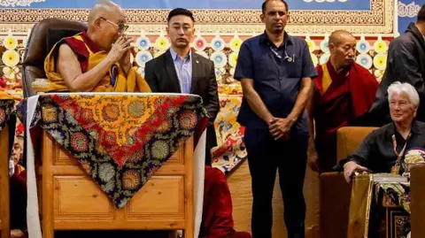गेटी पिक्चर्स ही तिबेटची आध्यात्मिक नेते दलाई लामा (एल) अभिनेता रिचर्ड जी (आर) यांनी मॅकपॉली गंगेच्या मुख्य तिबेटी मंदिरात, दलाईच्या भावनेने निर्वासित केली. जुलै 90 -दलाई लामा यांच्या 14 व्या पुनर्जन्मानुसार तिबेटी लोकांनुसार जुलै 90 -वर्षाचा नेता. (फोटो संजय बिड / एएफपी) (संजय बेड / एएफपी द्वारे फोटो मार्गे