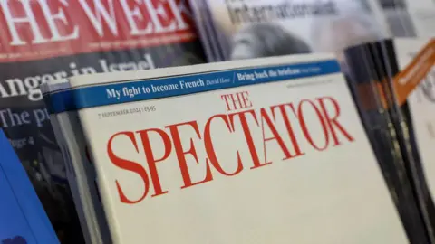 Bloomberg via Getty Images A edição de 7 de setembro de 2024 da revista The Spectator vista em uma banca de jornal, com outras publicações ao redor dela