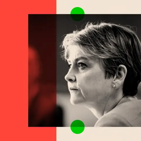 BBC Diperlakukan Gambar Menampilkan Yvette Cooper In Black and White, dengan perbatasan merah sebagian