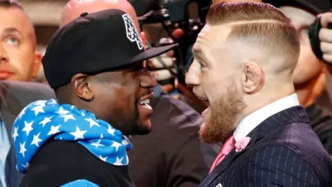 Reuters Floyd Mayweather dan Conor McGregor saling tersenyum