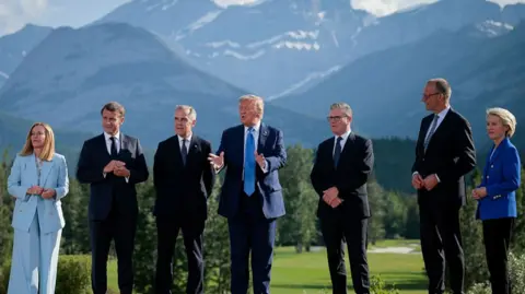 Chip Somodevilla/Getty Images World Liderzy gromadzą się na szczycie G7 w Kanadzie. Premier Włoch Giorgia Meloni, prezydent Francji Emmanuel Macron, premier Kanady Mark Carney, prezydent USA Donald Trump, premier Wielkiej Brytanii Keir Starmer, niemiecki kanclerz Friedrich Merz i prezydent Komisji Unii Europejskiej Ursula von Der Leyen, są przedstawione przed górami.