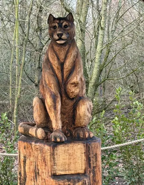Lincolnshire Wildlife Park Shot of the sculpture by Andreolli Christian. It shows Nigel on a plinth looking straight ahead with his ears pricked up.