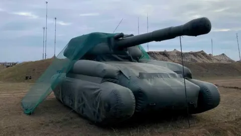Back and Alive An inflatable Ukrainian imitation of the Acacia howitzer