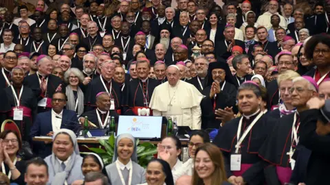 EPA Pope Francis poses for a family photo at the conclusion of the Synod of bishops in the Hall Paul VI, Vatican City, 