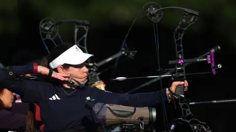 Getty Images Victoria Kingstone aiming down her sight while competing at the Para 2024 Paralympics