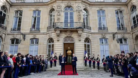 STEPHANE DE SAKUTIN/POOL/EPA-EFE O primeiro-ministro francês cessante, Gabriel Attal (CL), discursa ao lado do recém-nomeado primeiro-ministro Michel Barnier (CR) durante a cerimônia de transferência no Hotel Matignon em Paris, França, em 5 de setembro de 2024.