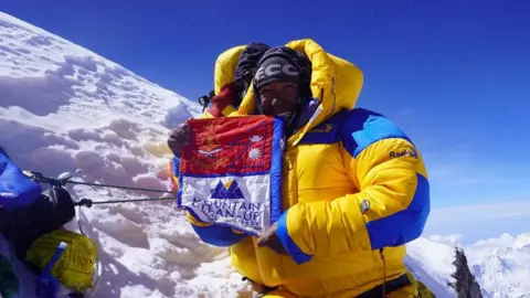 Tshiring Jangbu Sherpa O Sr. Sherpa tem orgulho de fazer parte da campanha de limpeza do Himalaia