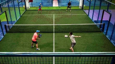 Dunnington Playing Fields Association Uma impressão mostrando como poderiam ser as quadras de padel planejadas no Dunnington Sports and Social Club