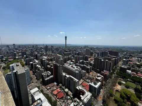 Ed Habershon / BBC Uma imagem da vista do horizonte do topo da Torre de Ponte, que fica no distrito de Hillbrow, em Joanesburgo, África do Sul.