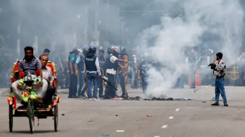 Reuters rises from a fire from a fire that was burned on the street while protesting from students who are demanding the drip at Prime Minister Bangladesh Sheikh Hasina, after the quota repair protests in Dhaka, Bangladesh, August 4, 2024.