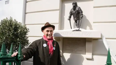 Ash Knotek Sir Mark Rylance standing in front of the unveiled statue.