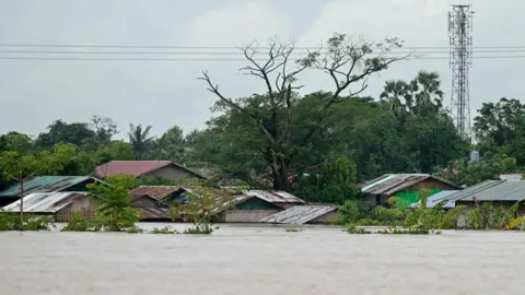 Picha za Getty Maji ya mafuriko yanazingira nyumba huko Taungoo, eneo la Bago nchini Myanmar mnamo Septemba 14, 2024.