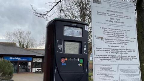 Parking machine and info board