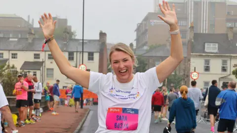 North News and Pictures Sara Davies from Dragon's Den waving and smiling as she heads off to the start line