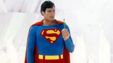 Getty Images Superman, joué par l'acteur américain Christopher Reeve (1952 - 2004), tient un cristal vert à la Forteresse de Solitude, dans une photo promotionnelle de 