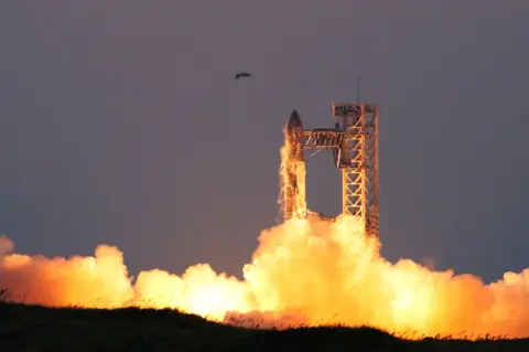 Starship ya Reuters SpaceX yanyanyuka wakati wa jaribio lake la tano la safari ya ndege, huko Boca Chica, Texas