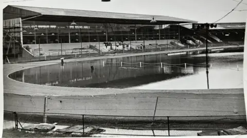 Zalany stadion Wimbledonu Dons Den