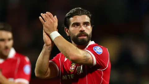 Elliot Lee applauds Wrexham fans